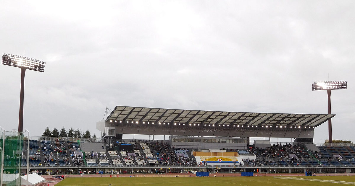 水戸信用金庫スタジアム（笠松運動公園陸上競技場）のフィールドと観客席