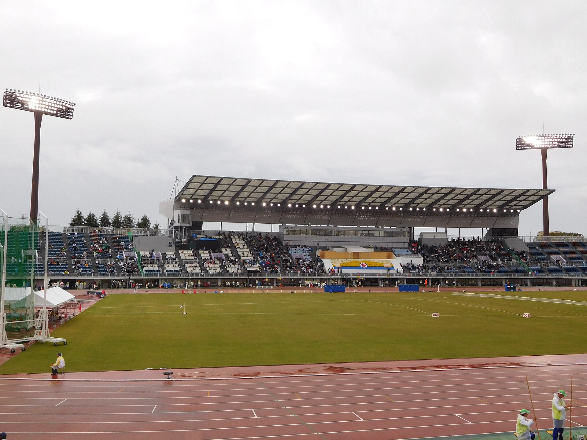 笠松運動公園陸上競技場のフィールドと観客席